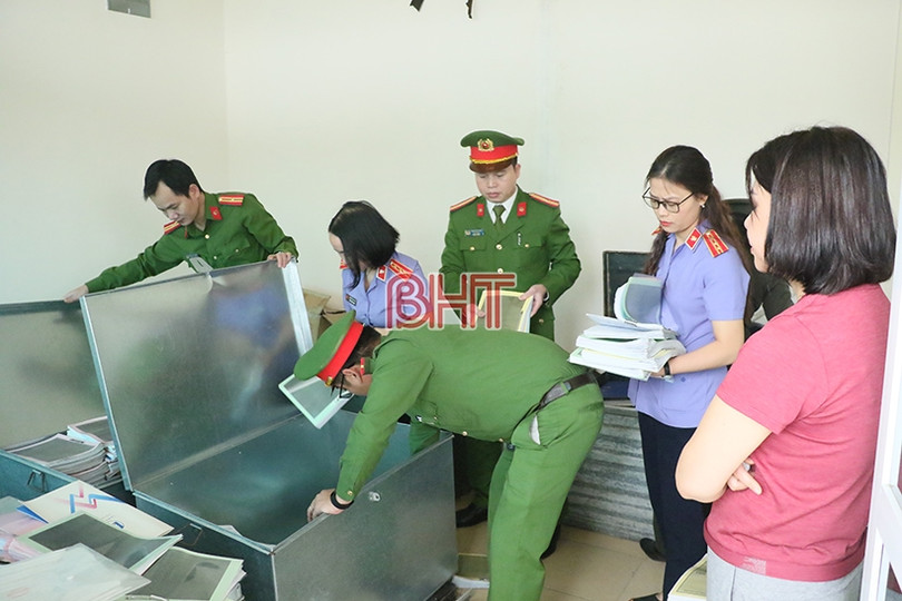 Bắt giữ giám đốc, phó giám đốc, khám xét Công ty máy tính Lam Hồng