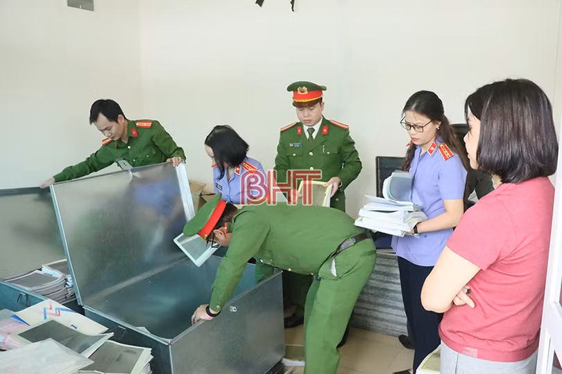 Bắt giữ giám đốc, phó giám đốc, khám xét Công ty máy tính Lam Hồng