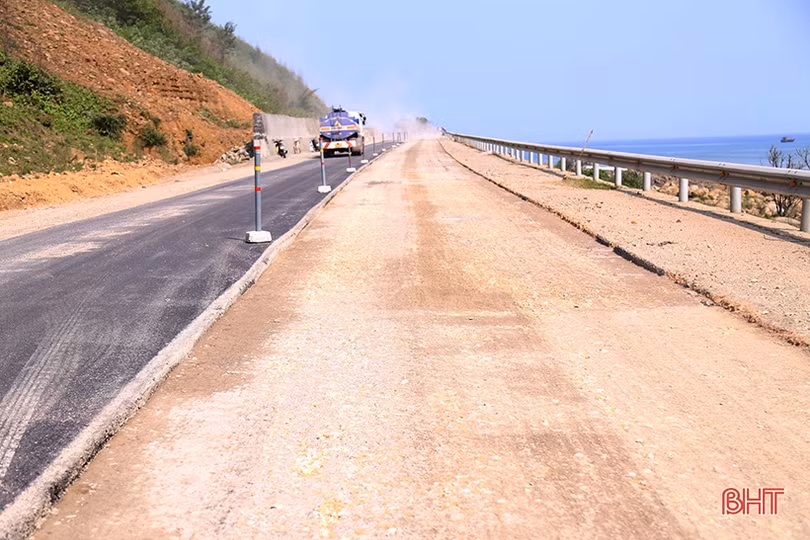 Vì sao phải thảm lại gần 2 km tuyến đường ven biển Hà Tĩnh?