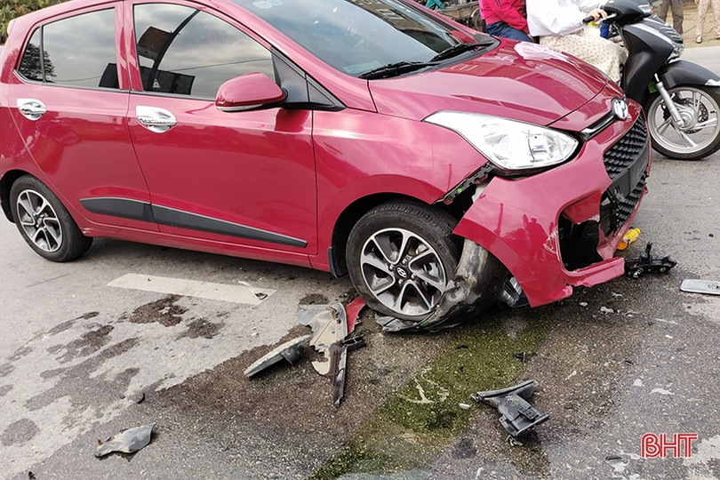 Ô tô va chạm xe máy, một người bị thương nặng