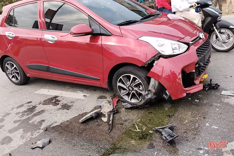 Ô tô va chạm xe máy, một người bị thương nặng