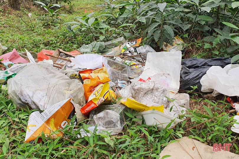 Tái diễn tình trạng xả rác bừa bãi ở hồ Thiên Tượng