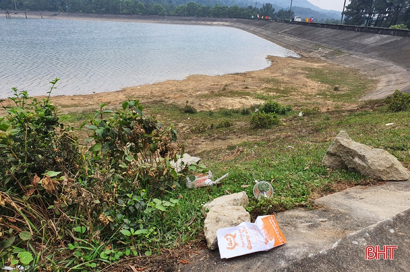 Tái diễn tình trạng xả rác bừa bãi ở hồ Thiên Tượng