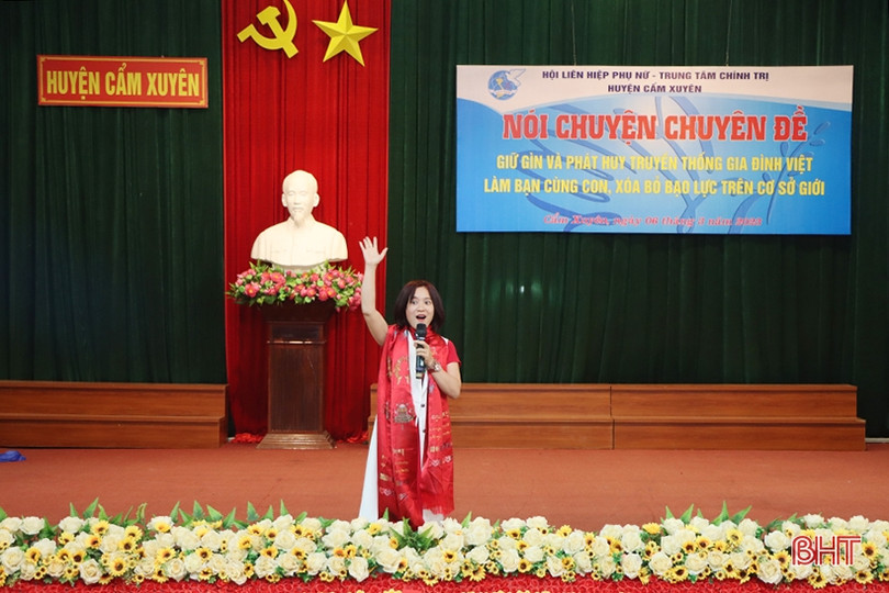 Chị em phụ nữ Cẩm Xuyên hứng khởi với buổi nói chuyện chuyên đề