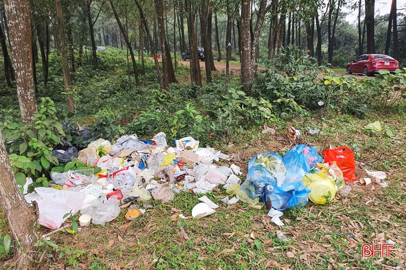 Tái diễn tình trạng xả rác bừa bãi ở hồ Thiên Tượng