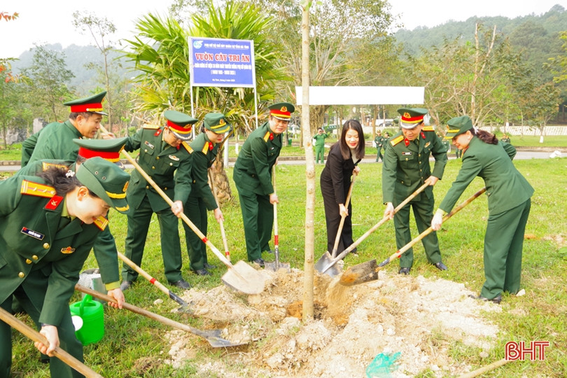 Phụ nữ LLVT Hà Tĩnh trồng 60 cây ban tím tại Khu di tích Ngã ba Đồng Lộc