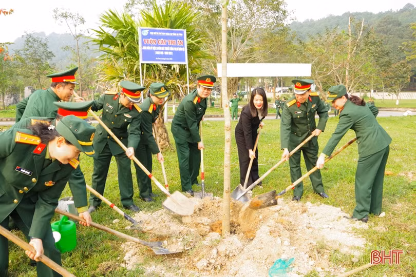 Phụ nữ LLVT Hà Tĩnh trồng 60 cây ban tím tại Khu di tích Ngã ba Đồng Lộc