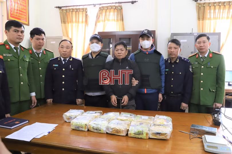 Hà Tĩnh: Bắt giữ đối tượng vận chuyển 11 kg ma túy đá trên taxi