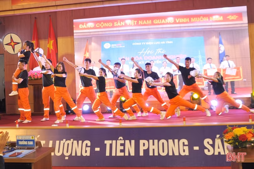 Chị em phụ nữ Công ty Điện lực Hà Tĩnh thi “Vũ điệu khỏe - đẹp”
