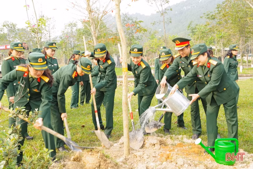 Phụ nữ LLVT Hà Tĩnh trồng 60 cây ban tím tại Khu di tích Ngã ba Đồng Lộc