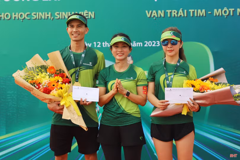 Hơn 200 vận động viên tham gia giải chạy Vietcombank Run