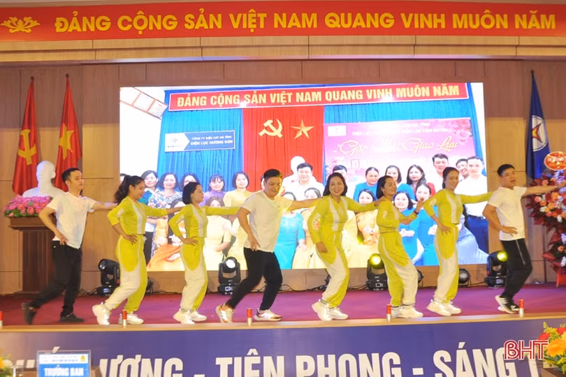 Chị em phụ nữ Công ty Điện lực Hà Tĩnh thi “Vũ điệu khỏe - đẹp”