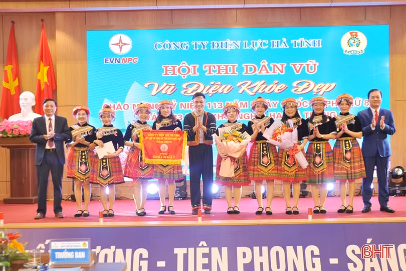 Chị em phụ nữ Công ty Điện lực Hà Tĩnh thi “Vũ điệu khỏe - đẹp”