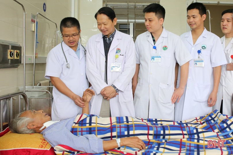 Hà Tĩnh: Cứu sống cụ ông bị khúc sắt dài 30cm đâm thấu cổ