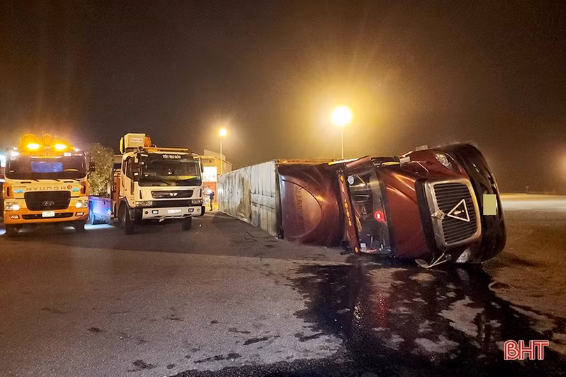 Một số xe container bị lật nghiêng tại vòng xuyến Cẩm Vịnh: Người trong cuộc nói gì?