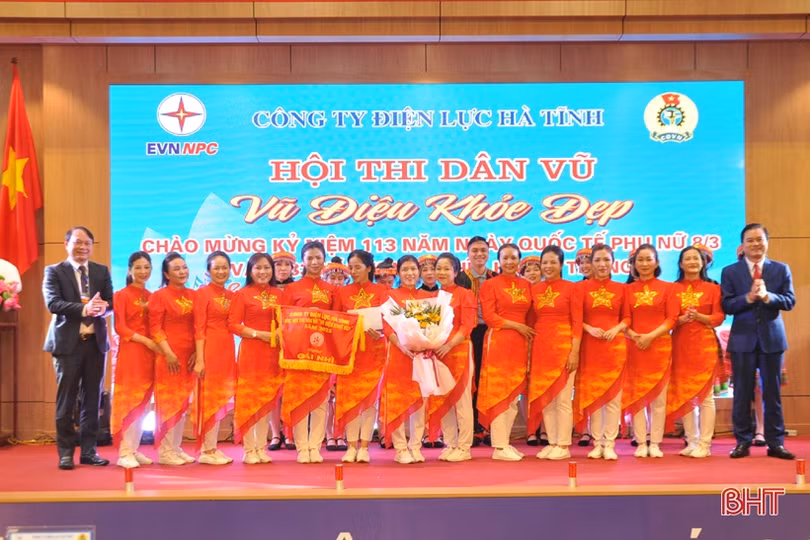 Chị em phụ nữ Công ty Điện lực Hà Tĩnh thi “Vũ điệu khỏe - đẹp”