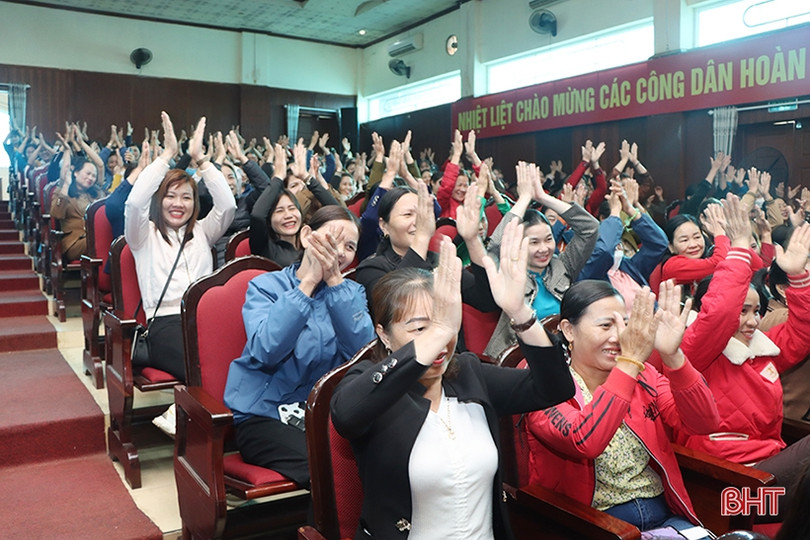 Chị em phụ nữ Cẩm Xuyên hứng khởi với buổi nói chuyện chuyên đề