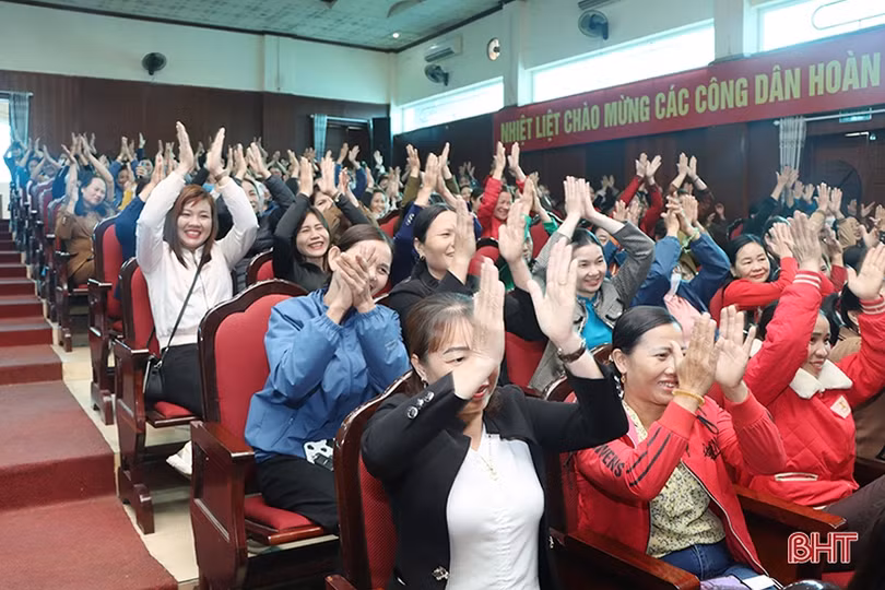 Chị em phụ nữ Cẩm Xuyên hứng khởi với buổi nói chuyện chuyên đề