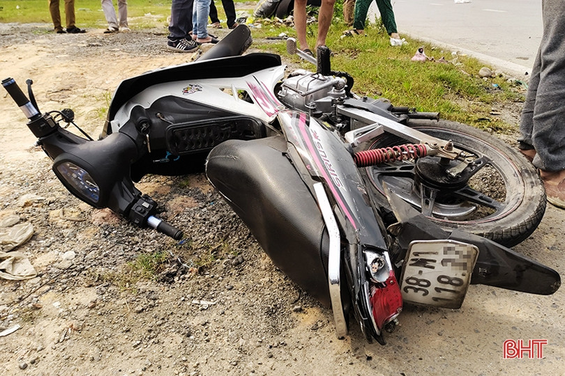 Ô tô va chạm xe máy, một người bị thương nặng