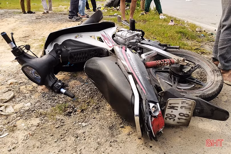 Ô tô va chạm xe máy, một người bị thương nặng