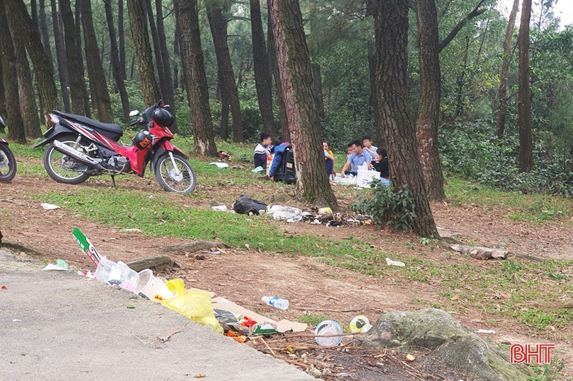 Tái diễn tình trạng xả rác bừa bãi ở hồ Thiên Tượng