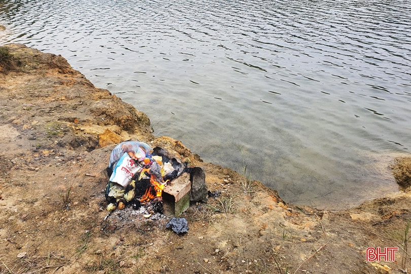 Tái diễn tình trạng xả rác bừa bãi ở hồ Thiên Tượng