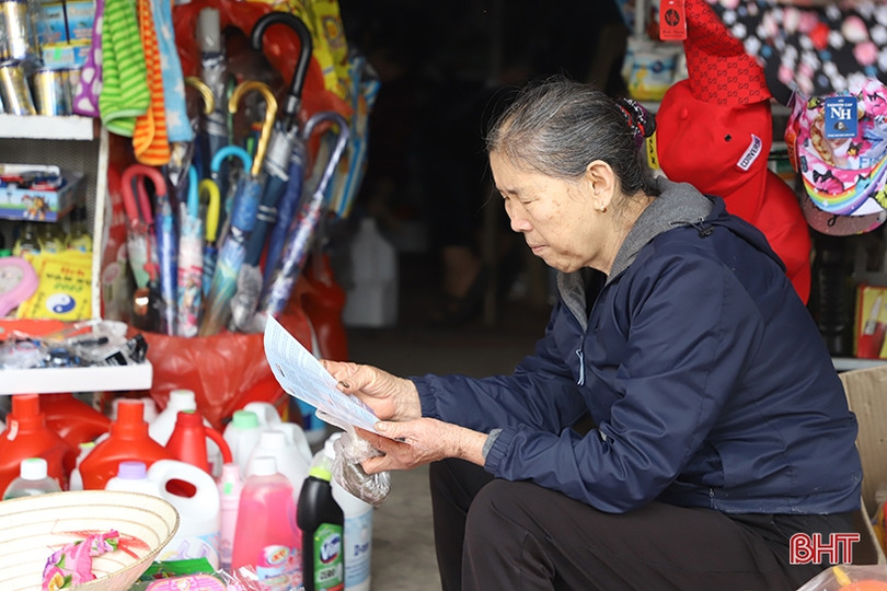 Phát 8.000 tờ rơi tuyên truyền bảo vệ quyền lợi người tiêu dùng tại Nghi Xuân