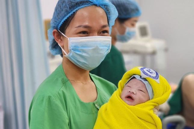 “Chạy đua” làm công dân Việt Nam thứ 100 triệu