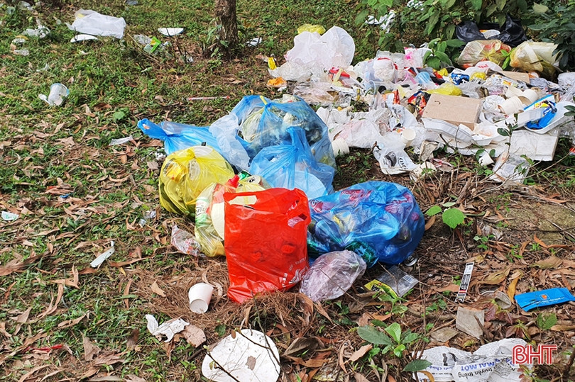Tái diễn tình trạng xả rác bừa bãi ở hồ Thiên Tượng