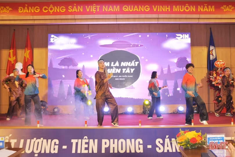 Chị em phụ nữ Công ty Điện lực Hà Tĩnh thi “Vũ điệu khỏe - đẹp”