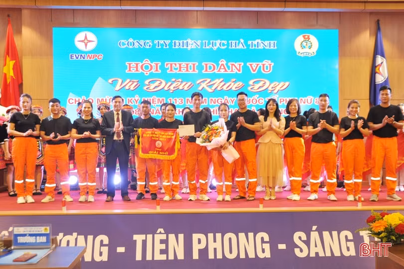 Chị em phụ nữ Công ty Điện lực Hà Tĩnh thi “Vũ điệu khỏe - đẹp”