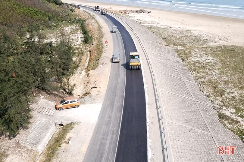 Vì sao phải thảm lại gần 2 km tuyến đường ven biển Hà Tĩnh?