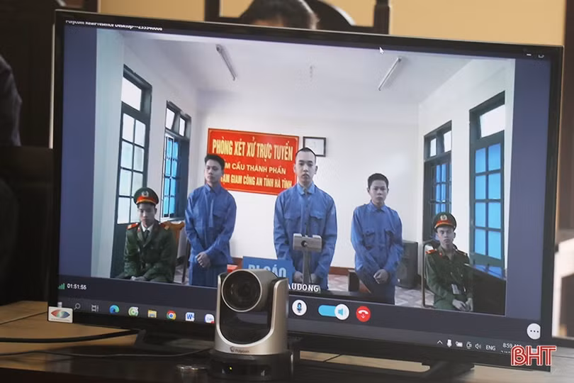 Xét xử nhóm đối tượng giả mạo nhân viên công ty xổ số để lừa đảo