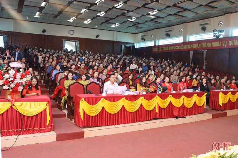 Chị em phụ nữ Cẩm Xuyên hứng khởi với buổi nói chuyện chuyên đề