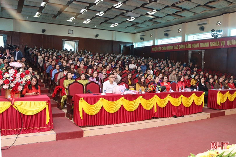 Chị em phụ nữ Cẩm Xuyên hứng khởi với buổi nói chuyện chuyên đề