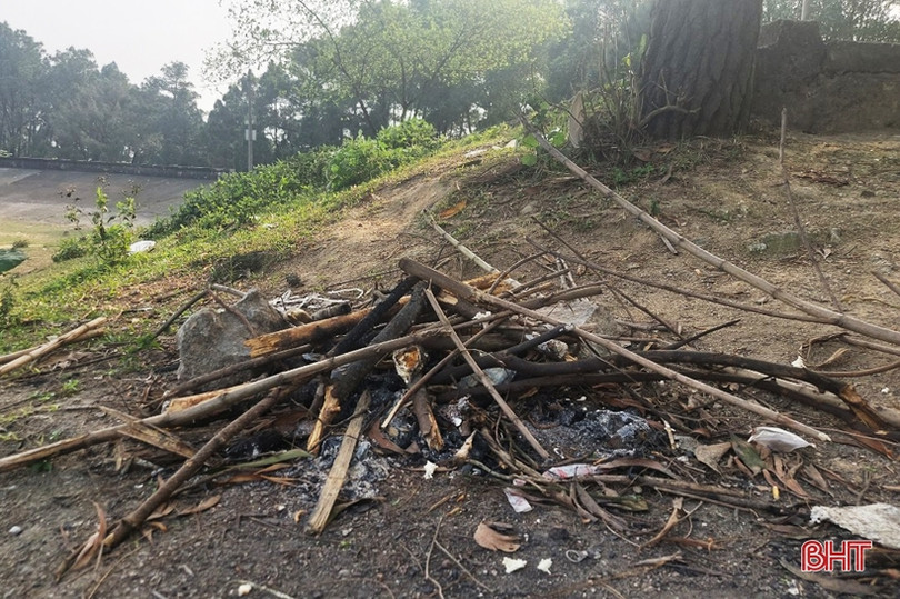 Tái diễn tình trạng xả rác bừa bãi ở hồ Thiên Tượng