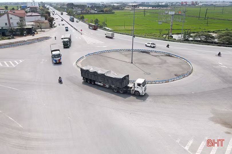 Một số xe container bị lật nghiêng tại vòng xuyến Cẩm Vịnh: Người trong cuộc nói gì?