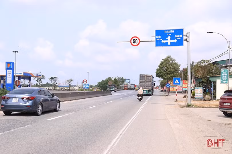 Một số xe container bị lật nghiêng tại vòng xuyến Cẩm Vịnh: Người trong cuộc nói gì?