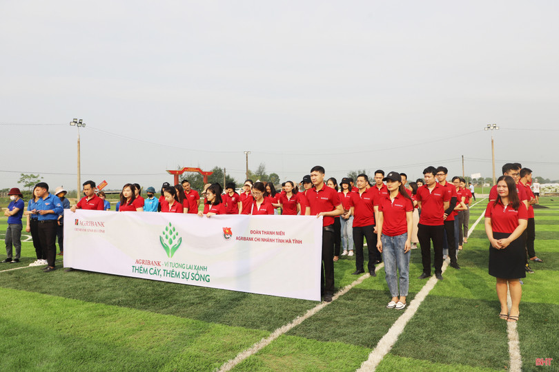 Đoàn cơ sở Agribank tỉnh Hà Tĩnh tài trợ cây xanh xây dựng nông thôn mới