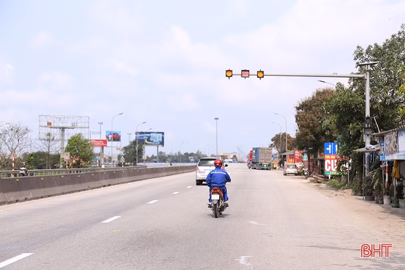 Một số xe container bị lật nghiêng tại vòng xuyến Cẩm Vịnh: Người trong cuộc nói gì?