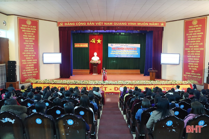 Chị em phụ nữ Cẩm Xuyên hứng khởi với buổi nói chuyện chuyên đề