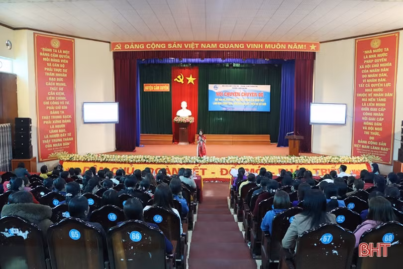 Chị em phụ nữ Cẩm Xuyên hứng khởi với buổi nói chuyện chuyên đề