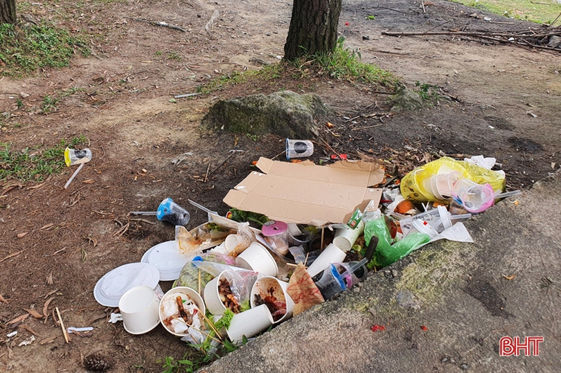 Tái diễn tình trạng xả rác bừa bãi ở hồ Thiên Tượng