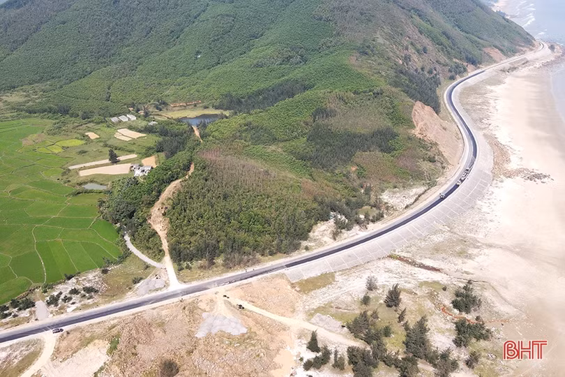 Vì sao phải thảm lại gần 2 km tuyến đường ven biển Hà Tĩnh?