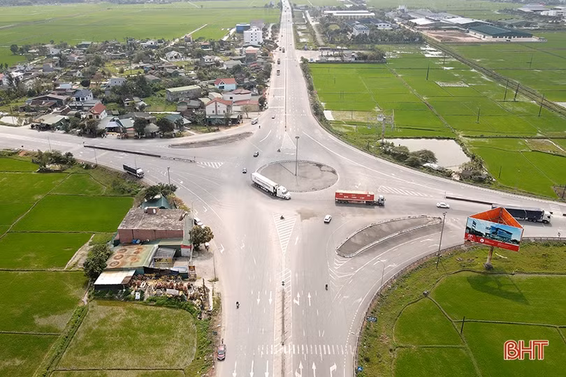 Một số xe container bị lật nghiêng tại vòng xuyến Cẩm Vịnh: Người trong cuộc nói gì?