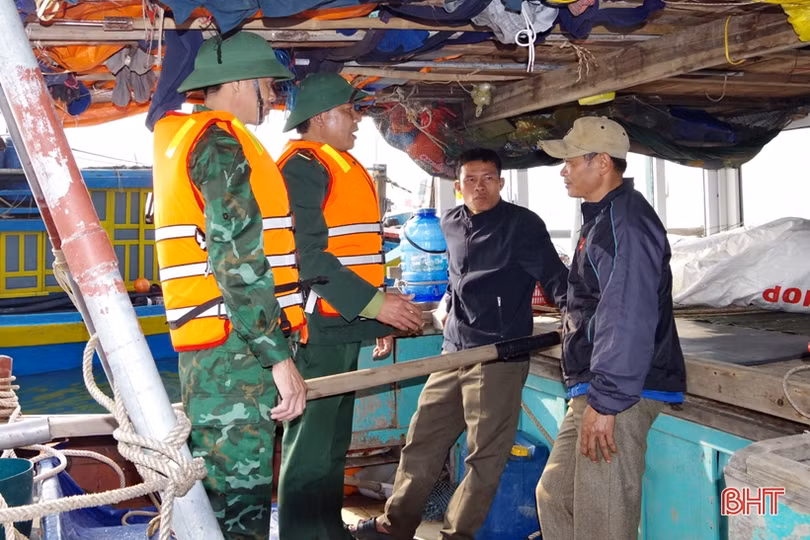 Hà Tĩnh: Tạm giữ 8 tàu giã cào đánh bắt hải sản sai quy định