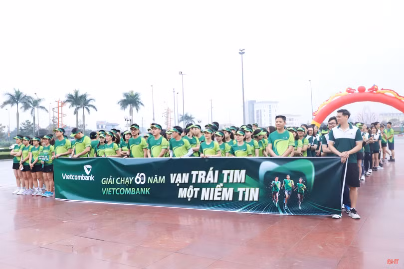 Hơn 200 vận động viên tham gia giải chạy Vietcombank Run