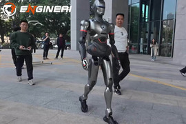 Hai robot hình người Trung Quốc gây sốt khi di chuyển tự nhiên