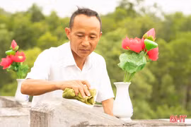 Những người quản trang lặng thầm chăm sóc mộ liệt sĩ