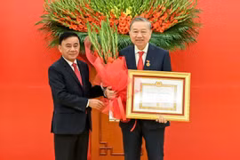 Trao tặng Huy hiệu 45 năm tuổi đảng cho đồng chí Tổng Bí thư Tô Lâm